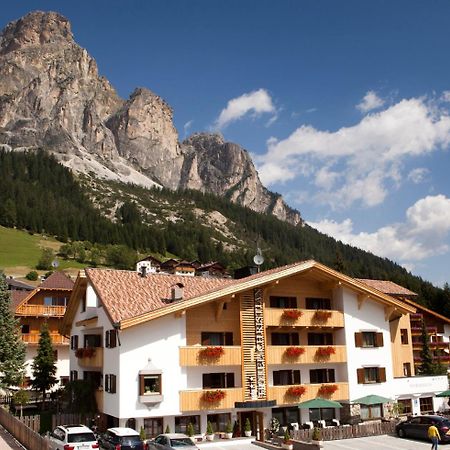 Hotel Christian Corvara In Badia Bagian luar foto