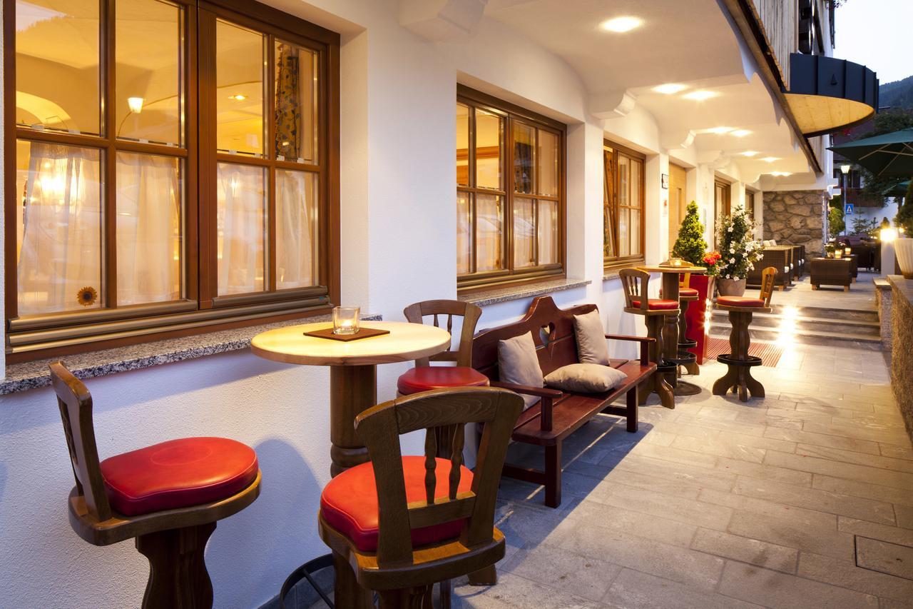 Hotel Christian Corvara In Badia Bagian luar foto