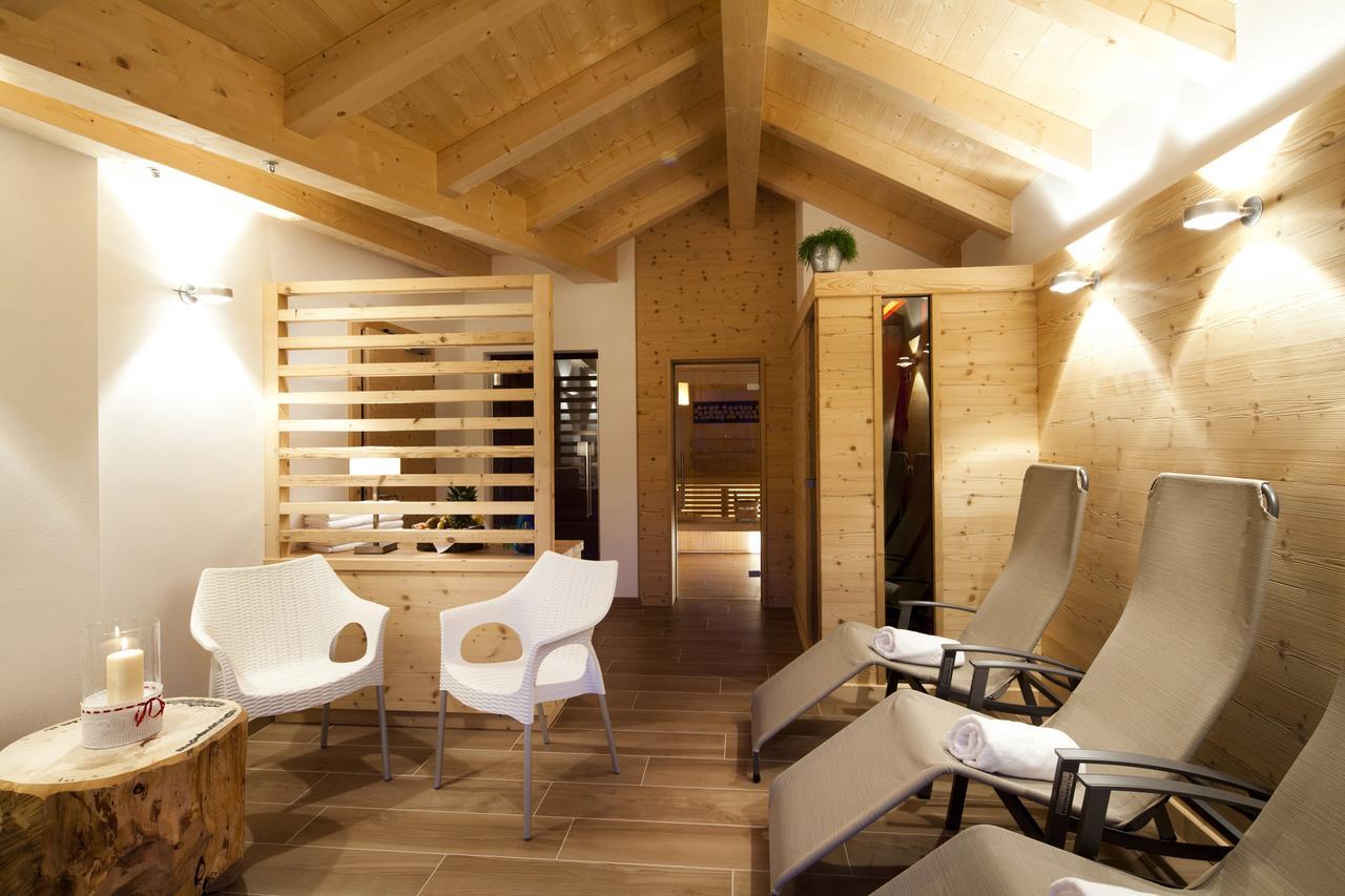 Hotel Christian Corvara In Badia Bagian luar foto