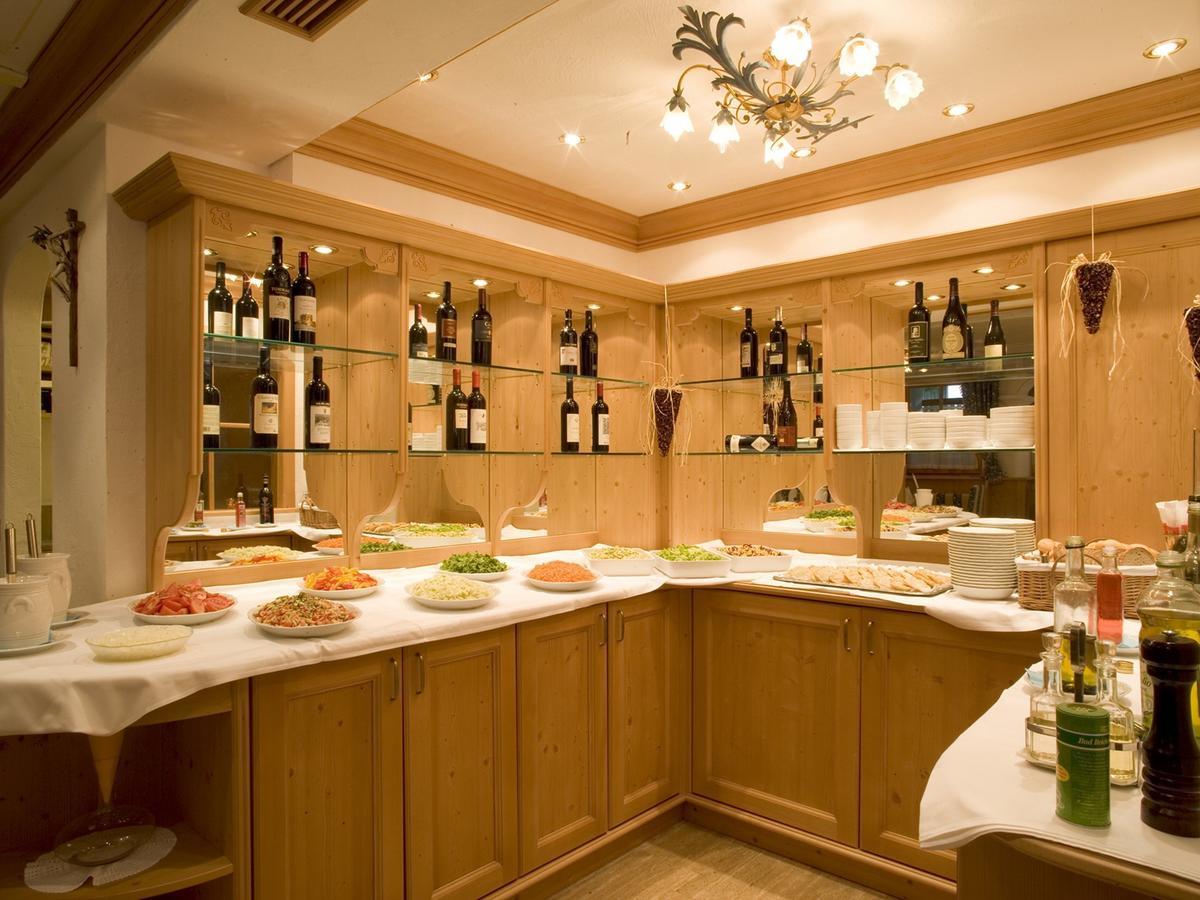Hotel Christian Corvara In Badia Bagian luar foto
