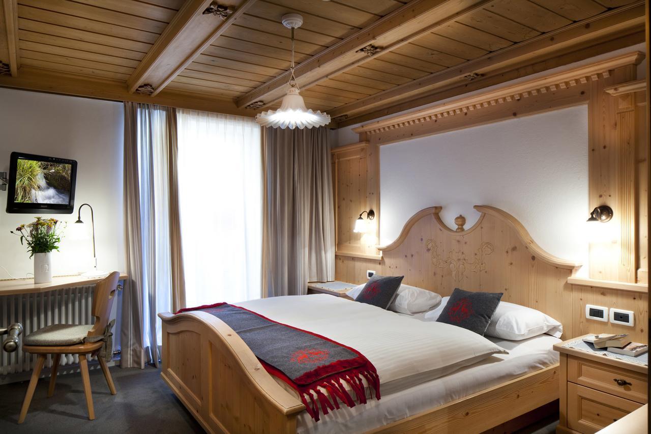 Hotel Christian Corvara In Badia Bagian luar foto
