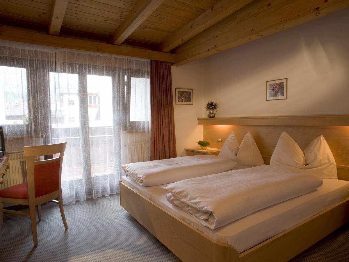 Hotel Christian Corvara In Badia Bagian luar foto
