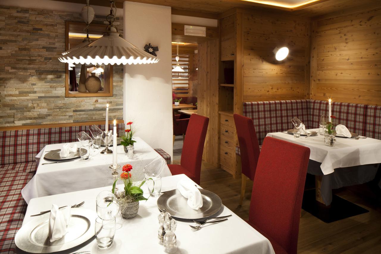 Hotel Christian Corvara In Badia Bagian luar foto