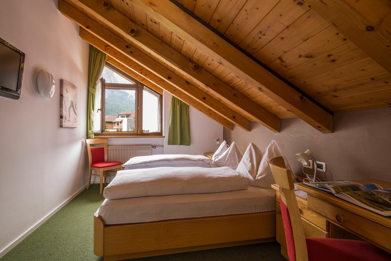 Hotel Christian Corvara In Badia Bagian luar foto