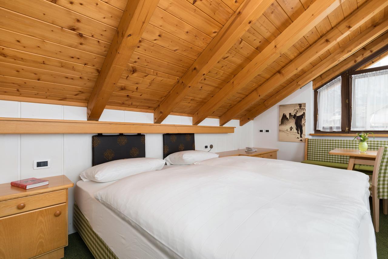 Hotel Christian Corvara In Badia Bagian luar foto