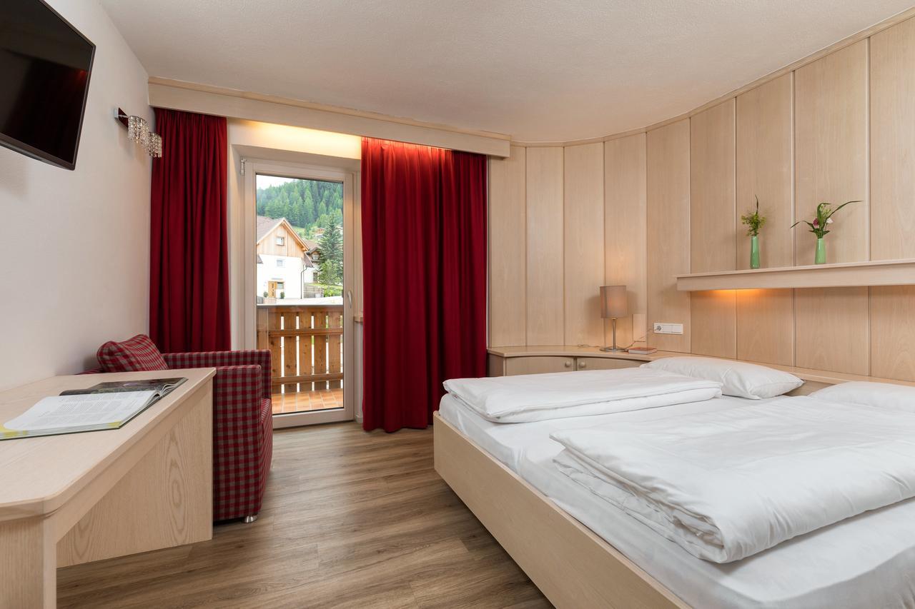 Hotel Christian Corvara In Badia Bagian luar foto