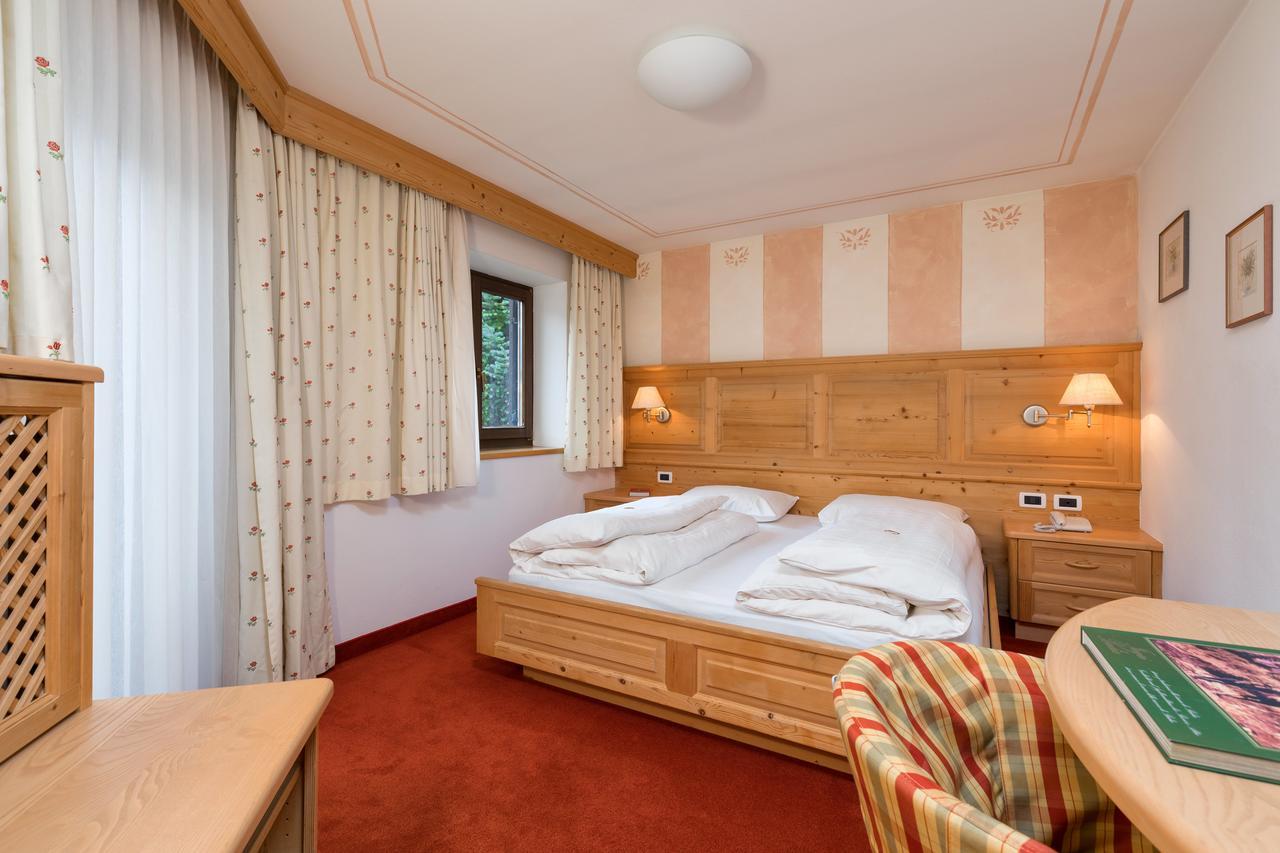 Hotel Christian Corvara In Badia Bagian luar foto