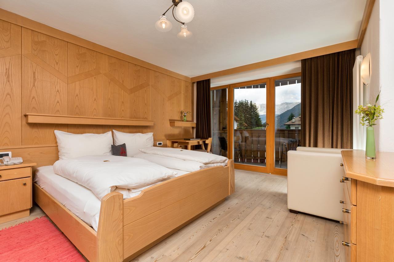 Hotel Christian Corvara In Badia Bagian luar foto
