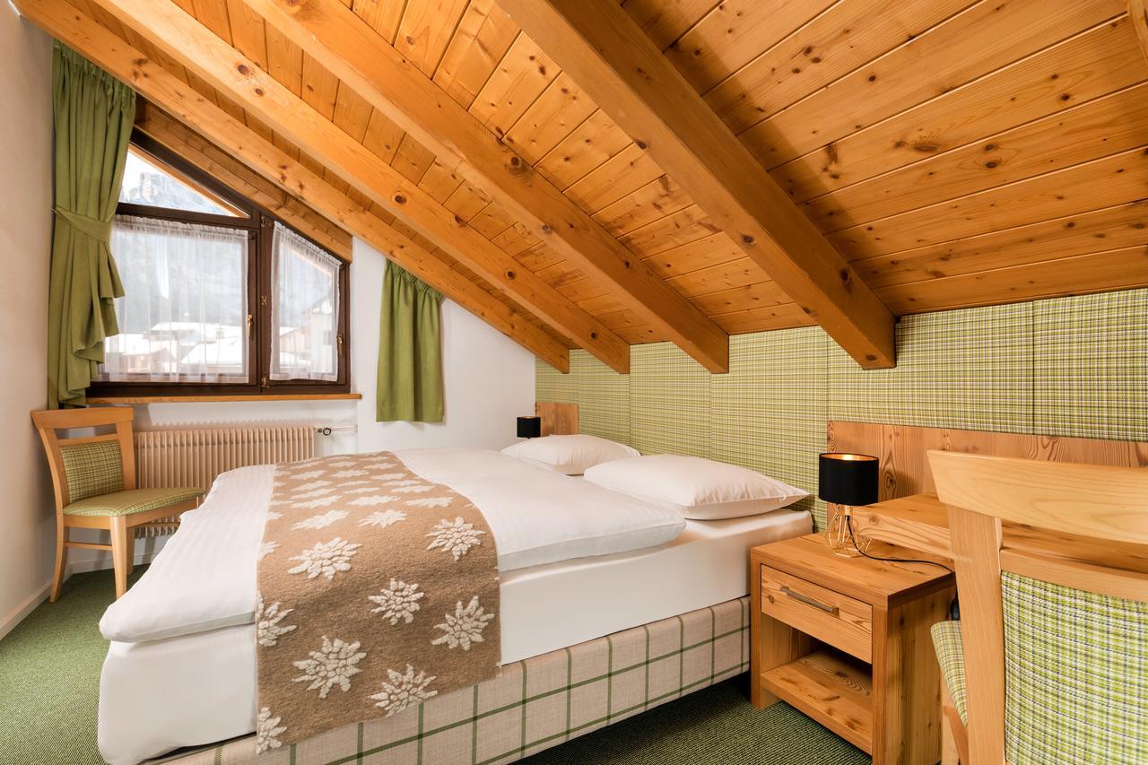 Hotel Christian Corvara In Badia Bagian luar foto